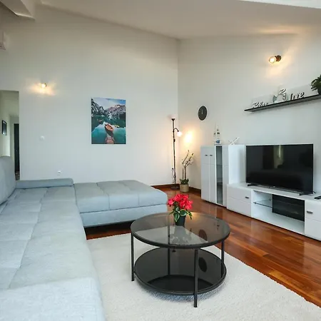 Karlo Apartment