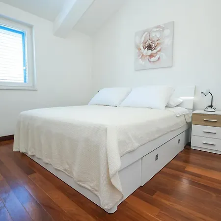 Apartment Karlo Mrljane