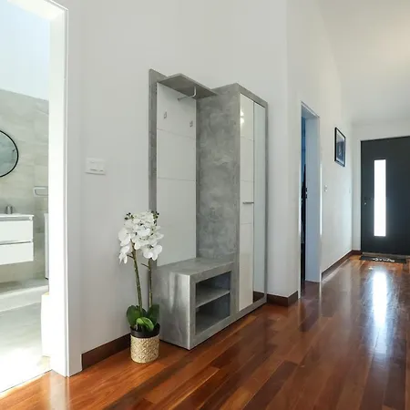 Karlo Apartment