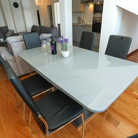 Karlo Apartment *